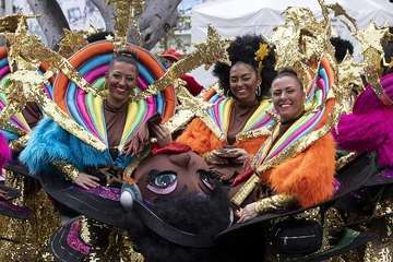  Telde disfruta con el pasacalle de los protagonistas del Carnaval de 'Studio 54'/Lpacarnaval.